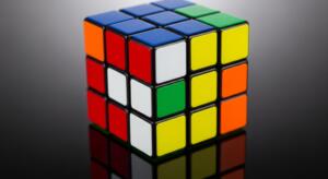 Rubikin kuutio ohjeet ja kaava ratkaisuihin